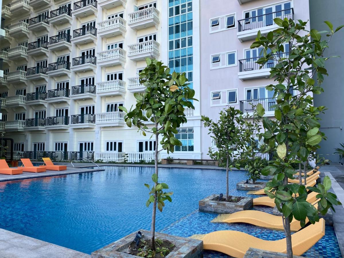 אילוילו 2 Bedroom Corner Executive Suite At Lafayette Park Square Megaworld Blvd Unit 5H מראה חיצוני תמונה